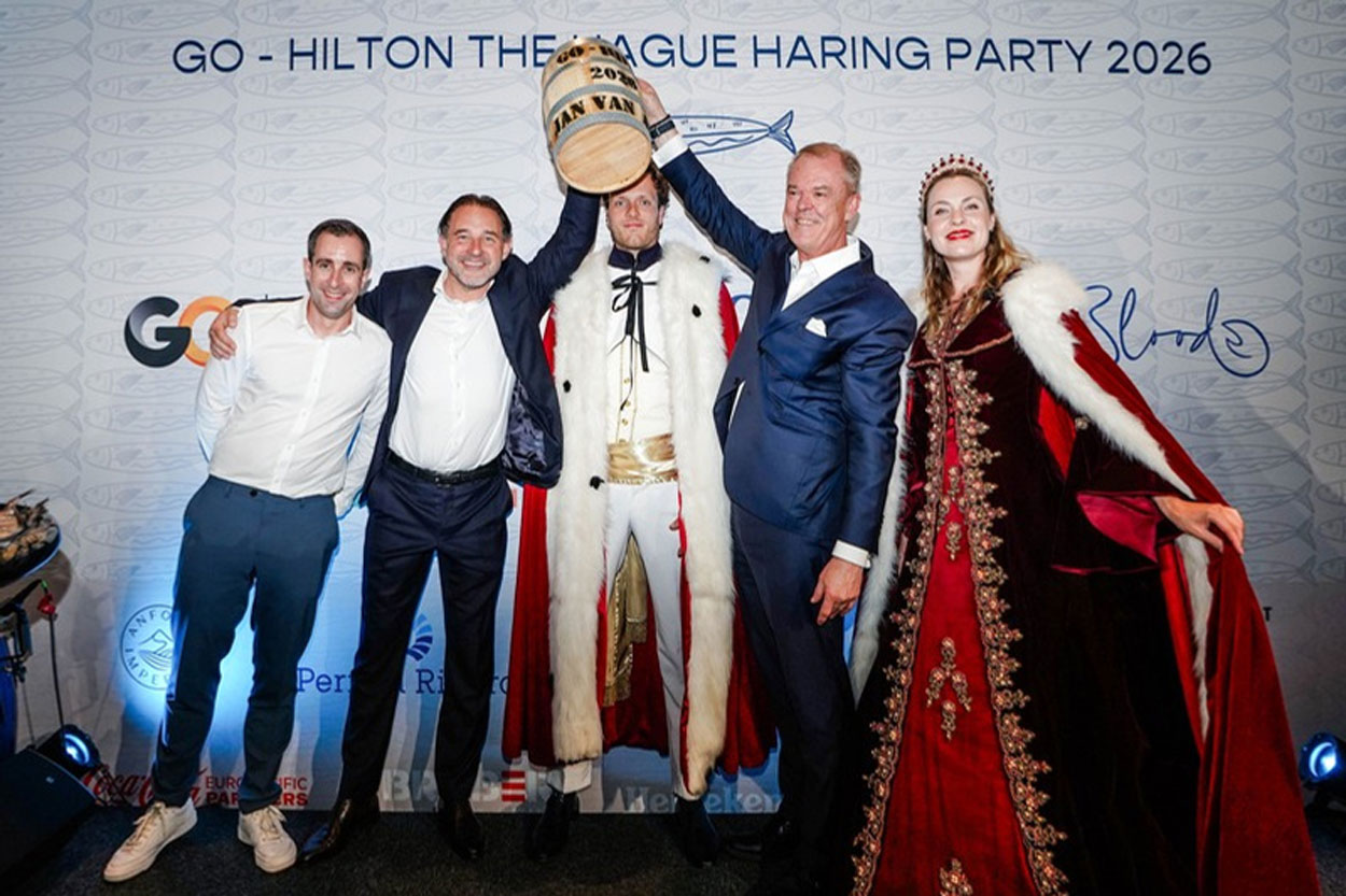Historische aankomst van de Hollandse Nieuwe brengt Nederlandse traditie naar Hilton The Hague